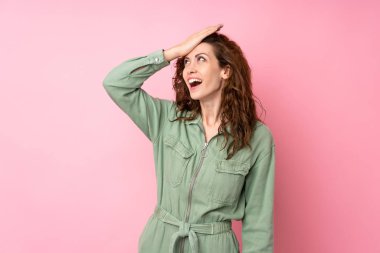 Soyutlanmış pembe bir geçmişi olan genç ve güzel bir kadın bir şey fark etti ve çözümü arıyor.