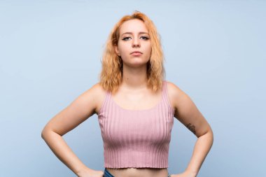 Soyutlanmış mavi bir geçmişi olan genç bir kadın.