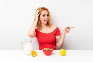 Genç bir kadın kahvaltıyı hazırlarken şaşırdı ve parmağını yana uzattı.