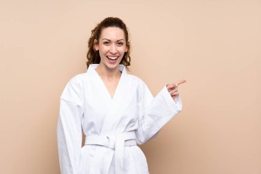Karate yapan genç bir kadın şaşırmış ve parmağıyla işaret ediyor.