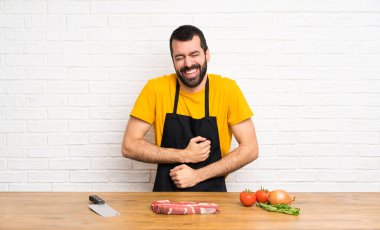 Şef bir mutfak çok gülümseyen tutarak