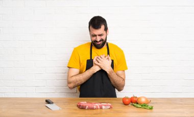 Aşçıbaşı mutfakta, yüreğinde bir ağrı var.