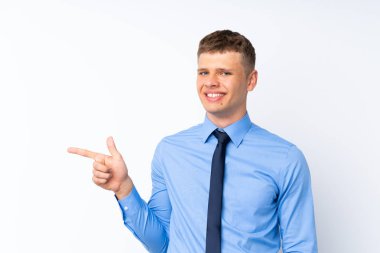 Genç yakışıklı iş adamı parmağını yana uzattı.