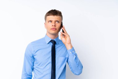 Genç yakışıklı iş adamı soyutlanmış beyaz arka plan