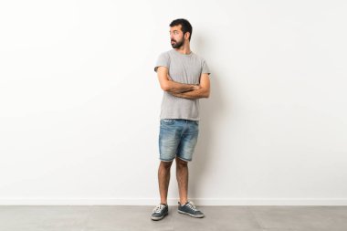 Sakallı yakışıklı bir adamın uzun bir resmi.