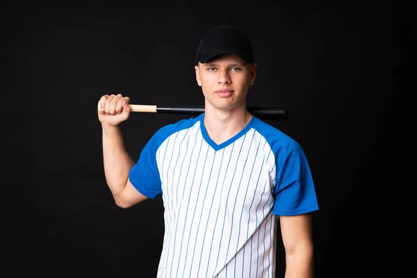 Mladý muž hraje baseball přes izolované černé pozadí — Stock fotografie