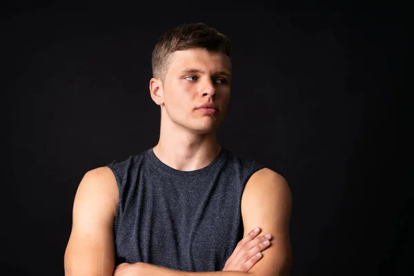 Retrato de jovem sobre fundo preto isolado — Fotografia de Stock