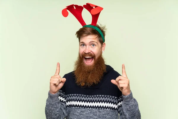 Zrzavý Muž Dlouhými Vousy Oblečený Vánoční Prázdniny Přes Izolované Zelené — Stock fotografie
