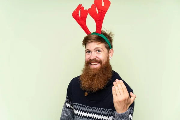 Zrzavý Muž Dlouhými Vousy Oblečený Vánoční Prázdniny Přes Izolované Zelené — Stock fotografie
