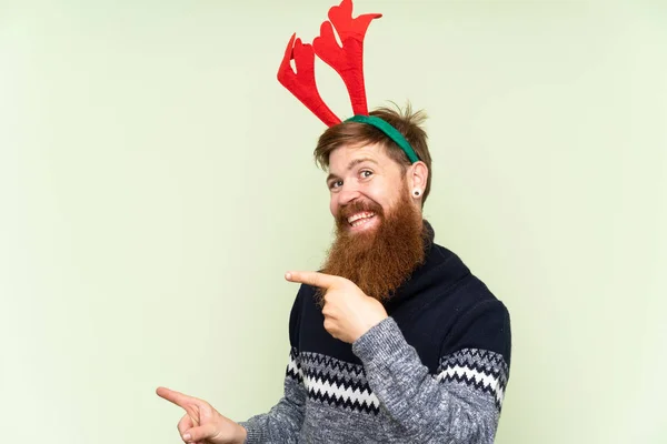 Rothaarige Mann Mit Langem Bart Verkleidet Für Weihnachtsfeiertage Über Isolierten — Stockfoto