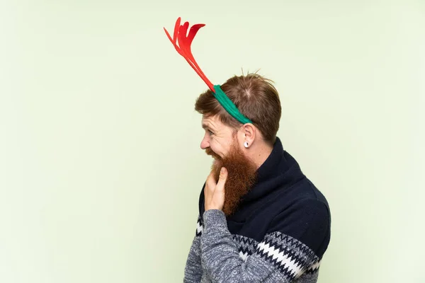 Roodharige Man Met Lange Baard Gekleed Voor Kerstvakantie Geïsoleerde Groene — Stockfoto