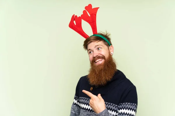 Zrzavý Muž Dlouhými Vousy Oblečený Pro Vánoční Svátky Přes Izolované — Stock fotografie