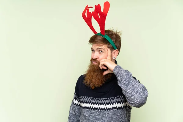 Zrzavý Muž Dlouhými Vousy Oblečený Vánoční Prázdniny Nad Izolovaným Zeleným — Stock fotografie