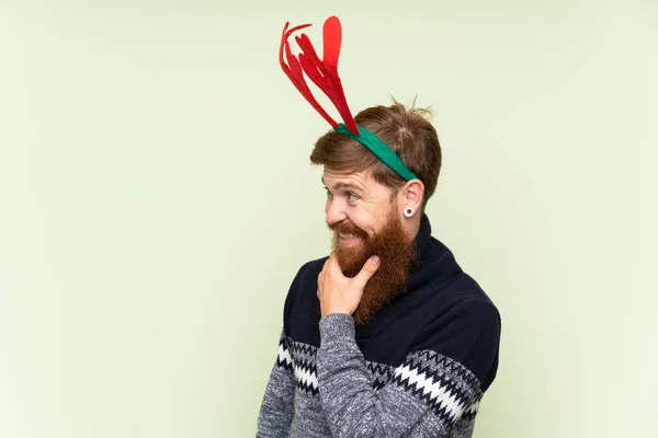 Kızıl Saçlı Uzun Sakallı Noel Tatili Için Giyinmiş Yeşil Arka — Stok fotoğraf