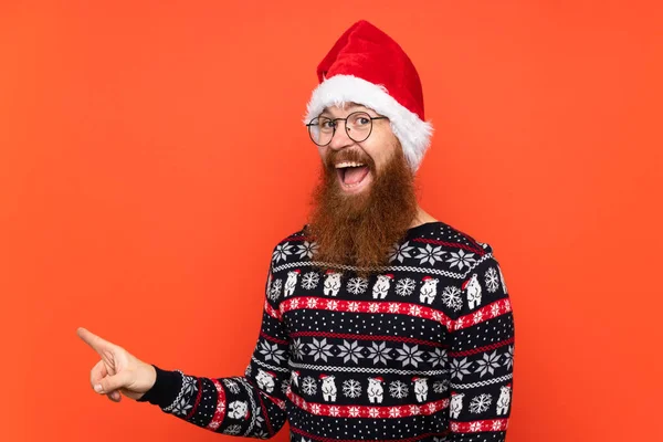 Vánoční Muž Dlouhými Vousy Přes Izolované Červené Pozadí Překvapen Ukazující — Stock fotografie