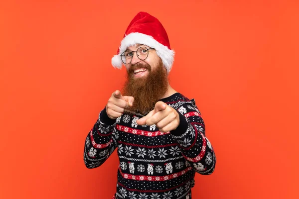 배경으로 턱수염을 기르는 크리스마스 남자는 감넘치는 표정으로 당신을 손가락 질한다 — 스톡 사진