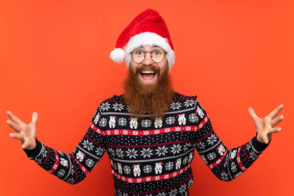 Рождественский Человек Длинной Бородой Изолированном Красном Фоне Шокированным Выражением Лица — стоковое фото