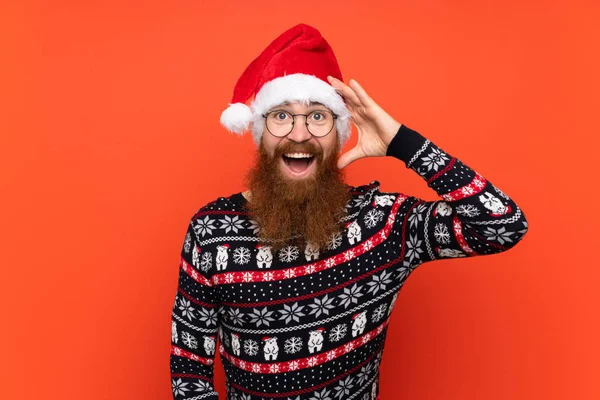 크리스마스 때붉은 바탕에 턱수염을 남자놀라고 충격받은 표정으로 — 스톡 사진