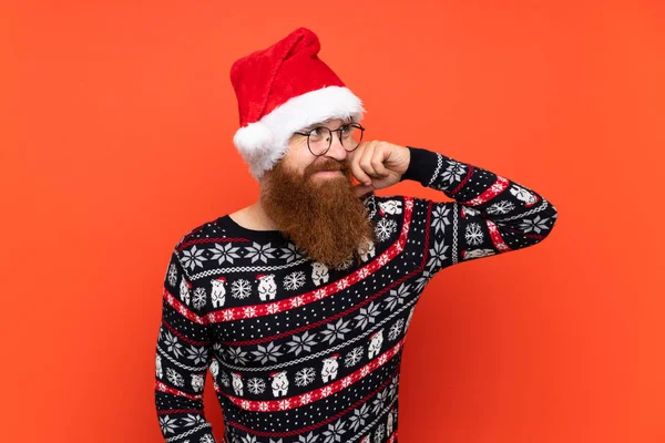 Hombre Navidad Con Barba Larga Sobre Fondo Rojo Aislado Que —  Fotos de Stock
