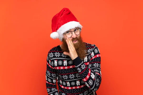 Hombre Navidad Con Barba Larga Sobre Fondo Rojo Aislado Susurrando —  Fotos de Stock