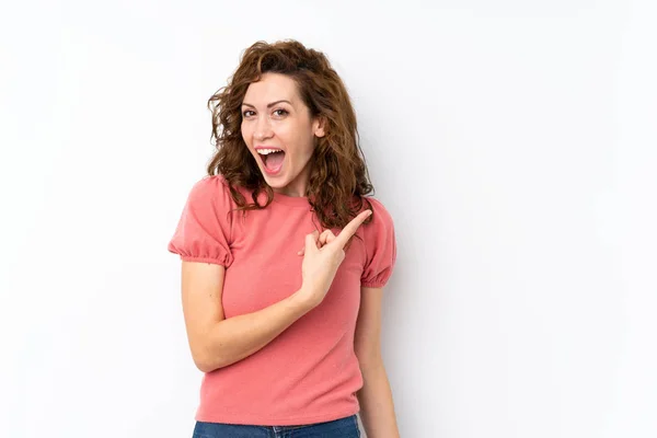 Jovem Mulher Bonita Sobre Fundo Isolado Surpreendido Apontando Lado — Fotografia de Stock