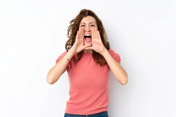 Jonge Mooie Vrouw Geïsoleerde Achtergrond Schreeuwen Aankondigen Iets — Stockfoto