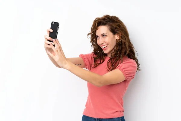 Giovane Bella Donna Sfondo Isolato Facendo Selfie — Foto Stock