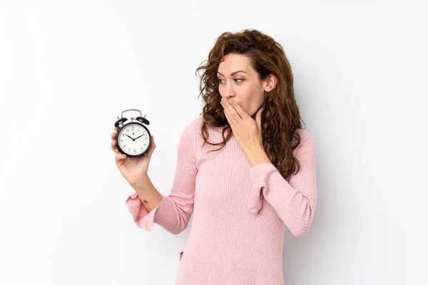 Joven Bonita Mujer Sobre Fondo Aislado Celebración Reloj Despertador Vintage — Foto de Stock