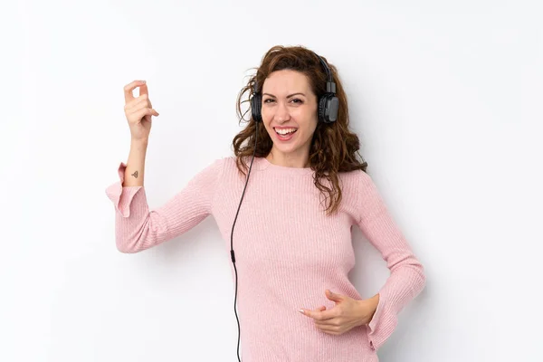 Νεαρή Όμορφη Γυναίκα Πάνω Από Απομονωμένη Φόντο Χρησιμοποιώντας Κινητό Ακουστικά — Φωτογραφία Αρχείου