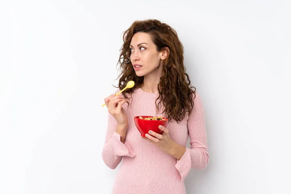 Jovem Mulher Bonita Sobre Fundo Isolado Segurando Uma Tigela Cereais — Fotografia de Stock