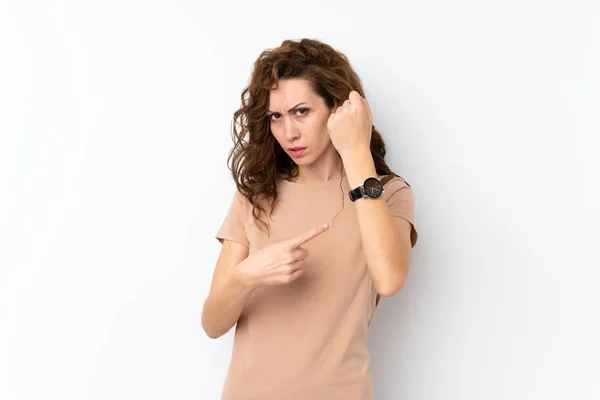 Jonge Mooie Vrouw Geïsoleerde Achtergrond Tonen Hand Horloge Met Ernstige — Stockfoto