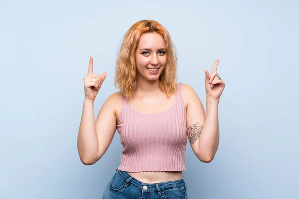 Mujer Joven Sobre Fondo Azul Aislado Señalando Una Gran Idea —  Fotos de Stock