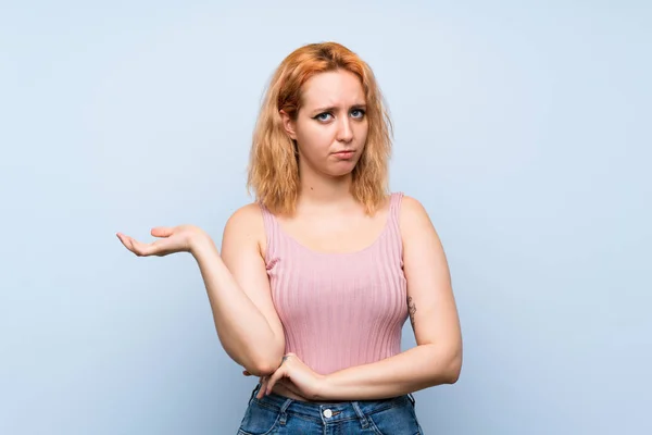 Jeune Femme Sur Fond Bleu Isolé Malheureux Pas Comprendre Quelque — Photo