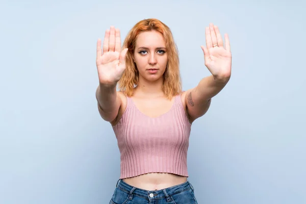 Mujer Joven Sobre Fondo Azul Aislado Haciendo Gesto Parada Decepcionado — Foto de Stock