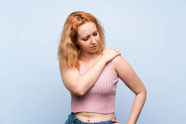 Jonge Vrouw Geïsoleerde Blauwe Achtergrond Die Lijdt Aan Pijn Schouder — Stockfoto