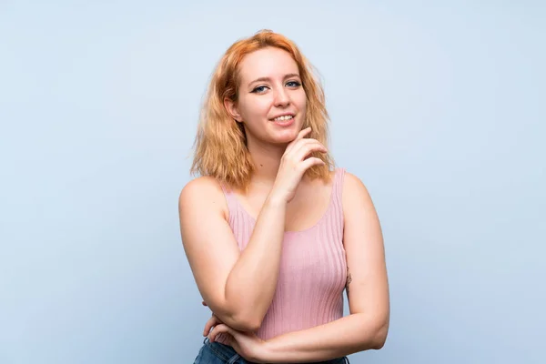 Jonge Vrouw Geïsoleerde Blauwe Achtergrond Glimlachend — Stockfoto