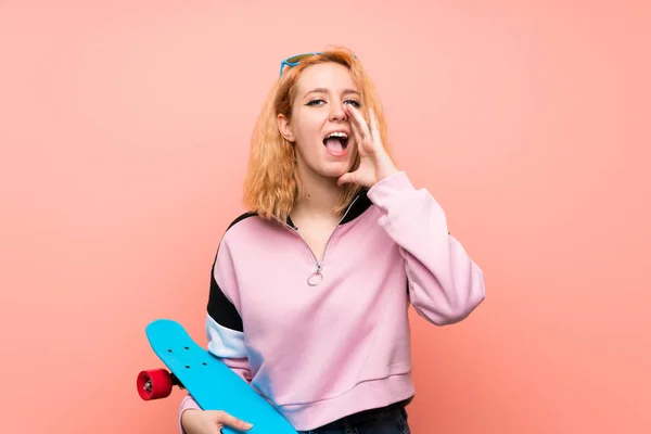 Jong Skater Vrouw Geïsoleerde Roze Achtergrond Schreeuwen Met Mond Wijd — Stockfoto