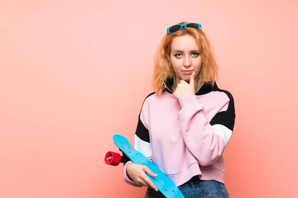 Giovane Pattinatrice Donna Isolato Sfondo Rosa Ridere — Foto Stock