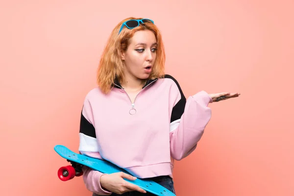 Joven Skater Mujer Sobre Aislado Rosa Fondo Celebración Copyspace Imaginario — Foto de Stock