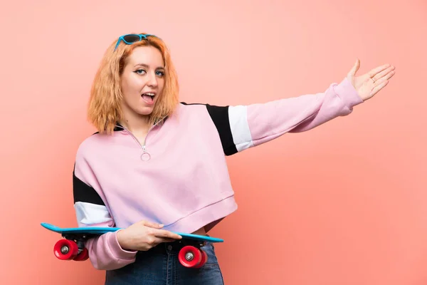 Giovane Pattinatrice Sfondo Rosa Isolato Che Estende Mani Lato Invitare — Foto Stock