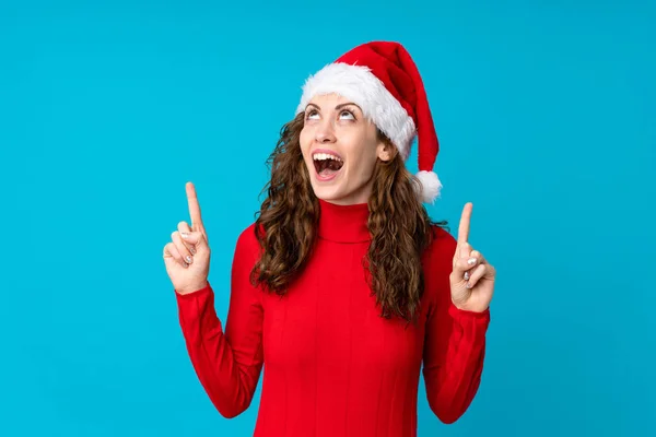 Meisje Met Kerstmuts Geïsoleerde Gele Achtergrond Wijzend Met Wijsvinger Een — Stockfoto