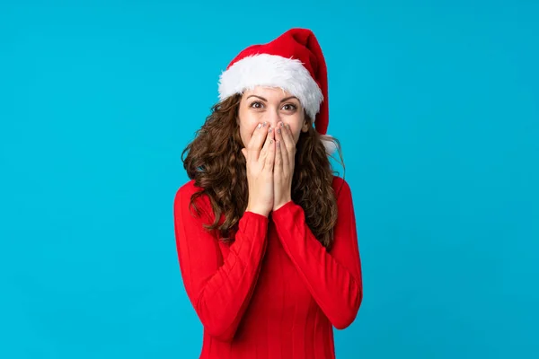 Mädchen Mit Weihnachtsmütze Über Isoliertem Gelben Hintergrund Mit Überraschendem Gesichtsausdruck — Stockfoto