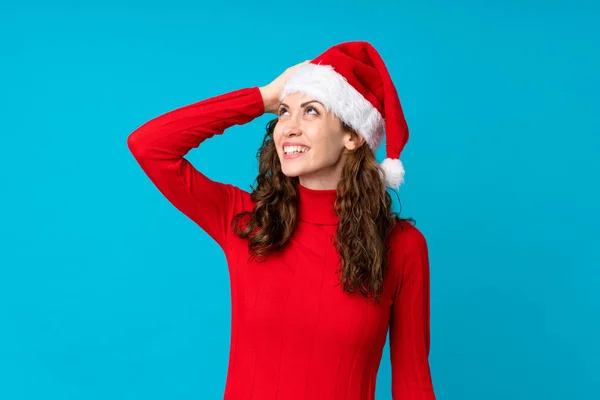 Meisje Met Kerst Hoed Geïsoleerde Gele Achtergrond Lachen — Stockfoto