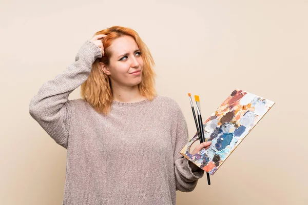 Junge Künstlerin Mit Isoliertem Hintergrund Mit Zweifeln Und Verwirrtem Gesichtsausdruck — Stockfoto