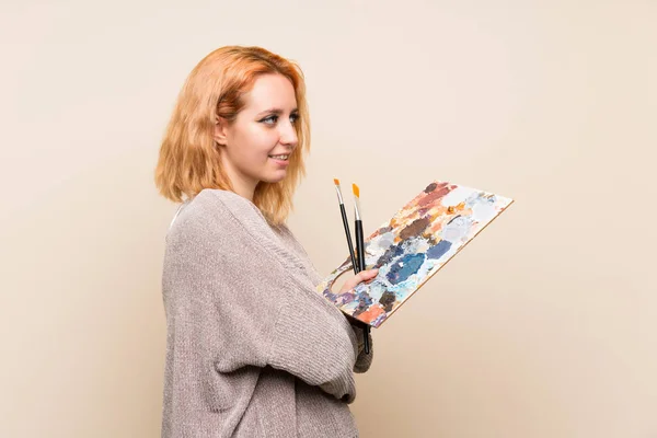 Jeune Artiste Femme Sur Fond Isolé Regardant Vers Côté — Photo