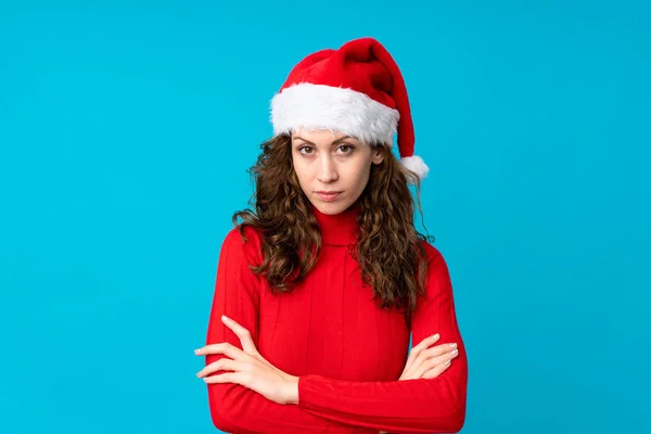 Meisje Met Kerst Hoed Geïsoleerde Gele Achtergrond Houden Armen Gekruist — Stockfoto