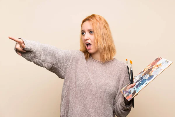 Joven Artista Mujer Sobre Aislado Fondo Apuntando Lejos — Foto de Stock