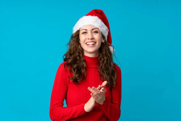 Menina Com Chapéu Natal Sobre Fundo Amarelo Isolado Aplaudindo — Fotografia de Stock