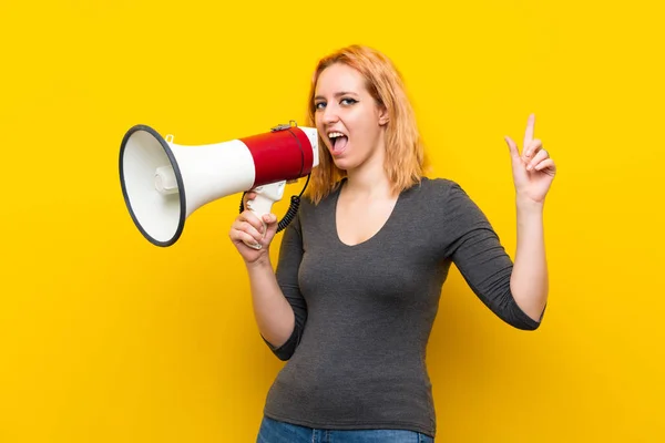 Jeune Femme Sur Fond Jaune Isolé Criant Travers Mégaphone — Photo