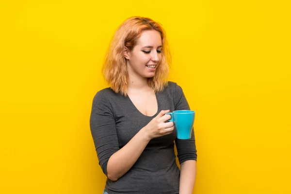 Młoda Kobieta Białym Tle Żółty Trzymając Gorącą Filiżankę Kawy — Zdjęcie stockowe